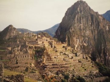 Visite de la cité avec les autres randonneurs uniquement car les cars de touristes n'arrivent qu'en début de matinée. Un privilège cette découverte sans la foule !Quand il commence à y avoir du monde, nous avons fini notre découverte et nous dirigeons vers Aguas Caliente prendre le train qui nous conduit vers Ollantaytambo.